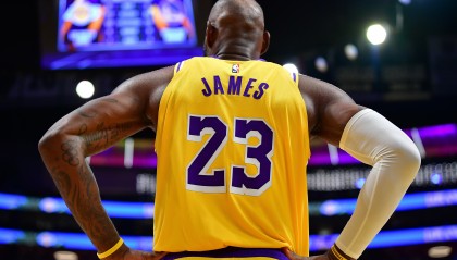 星空体育网站链接-此前换队均在休赛期！湖记：詹姆斯清楚赛季中做出决定很愚蠢